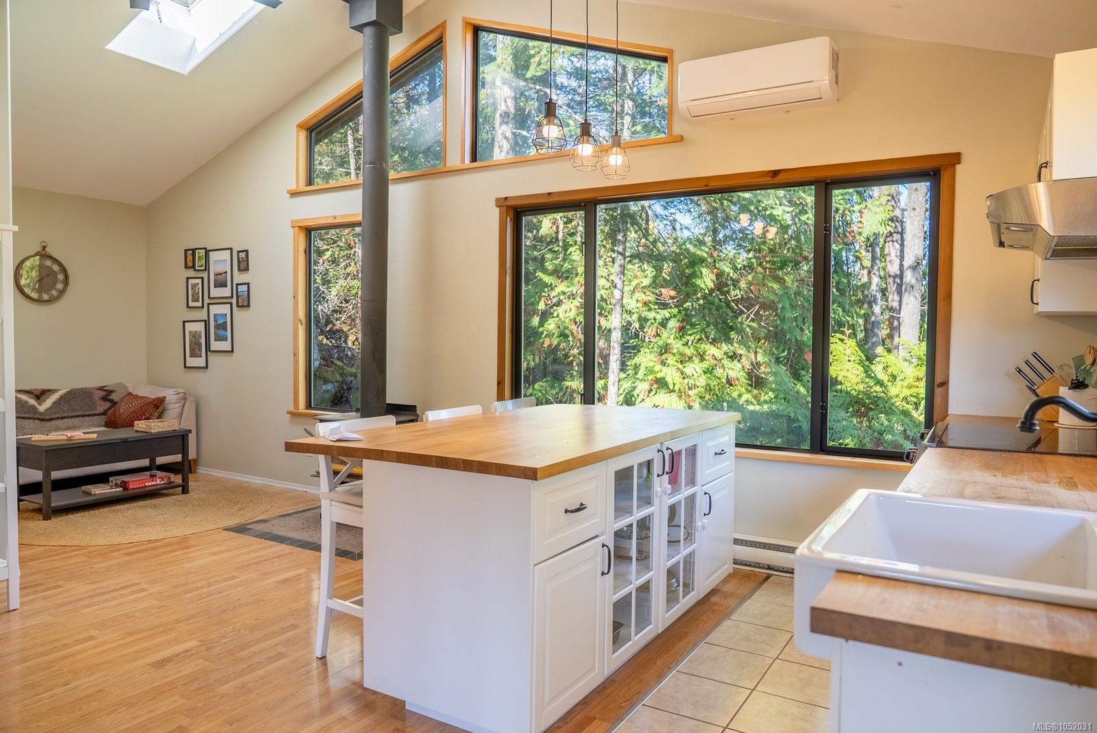4318 Port Washington Rd — listing photo 4 of 37