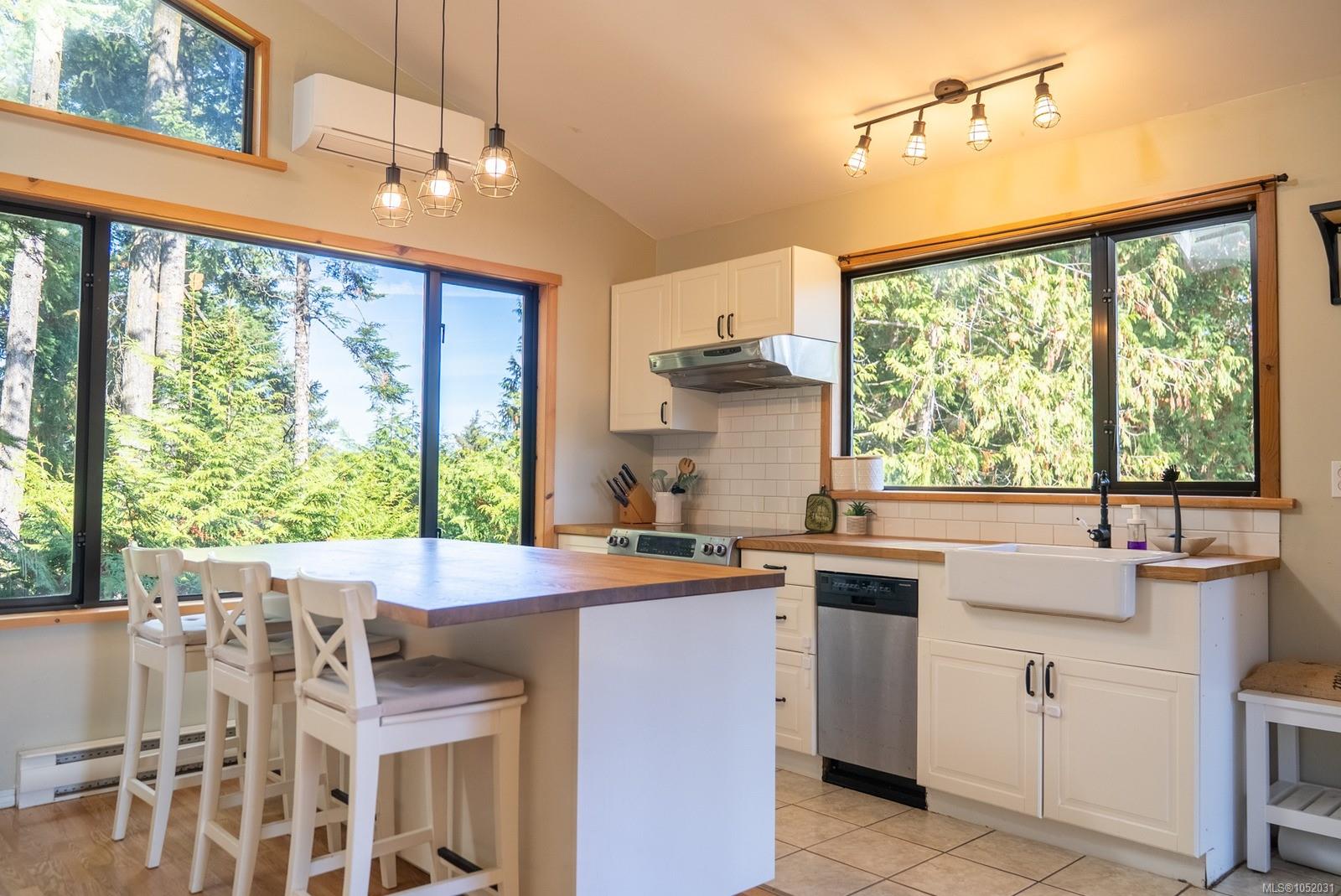 4318 Port Washington Rd — listing photo 5 of 37