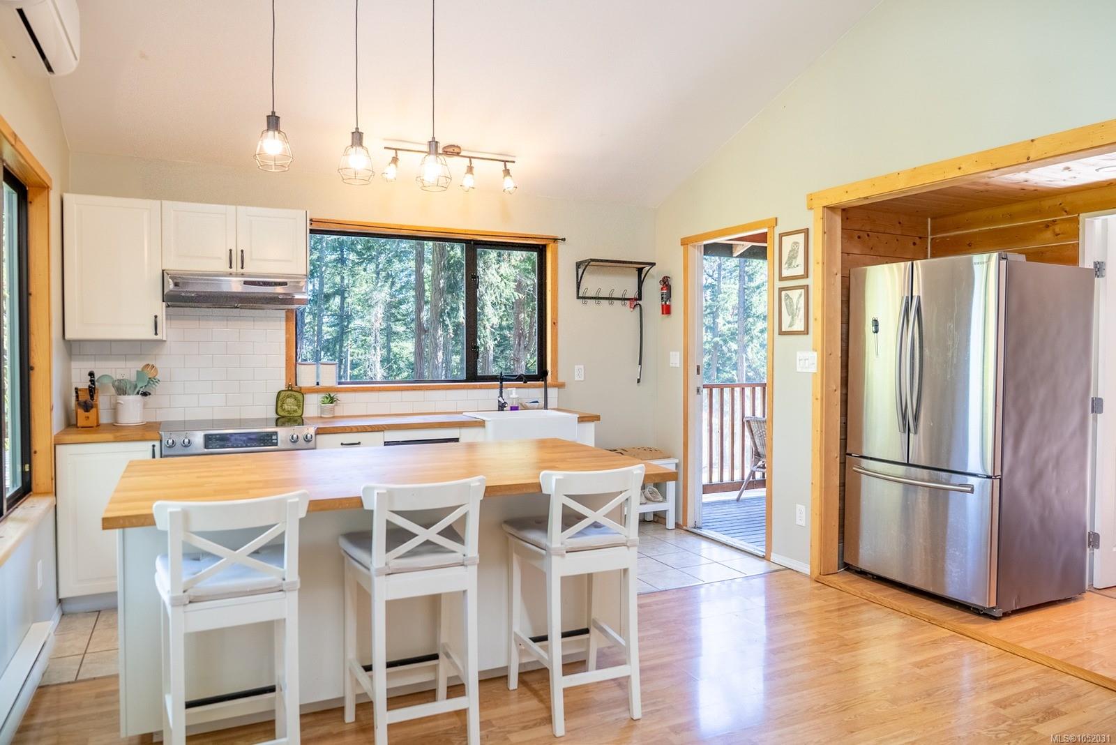4318 Port Washington Rd — listing photo 6 of 37