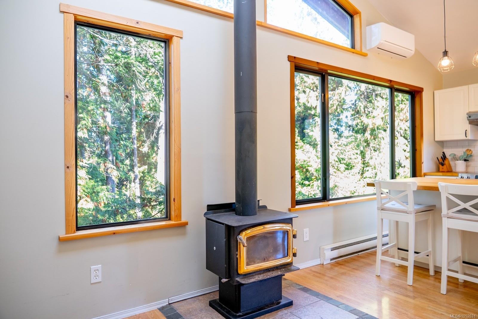 4318 Port Washington Rd — listing photo 8 of 37