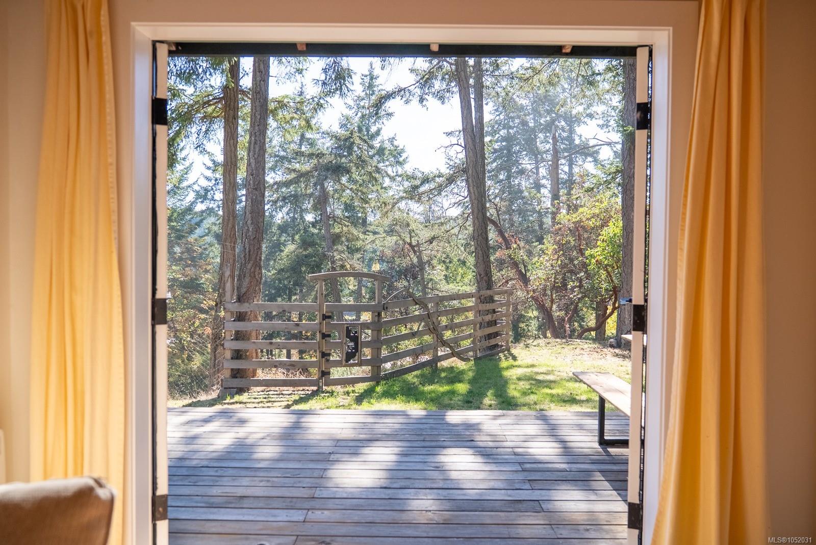 4318 Port Washington Rd — listing photo 10 of 37