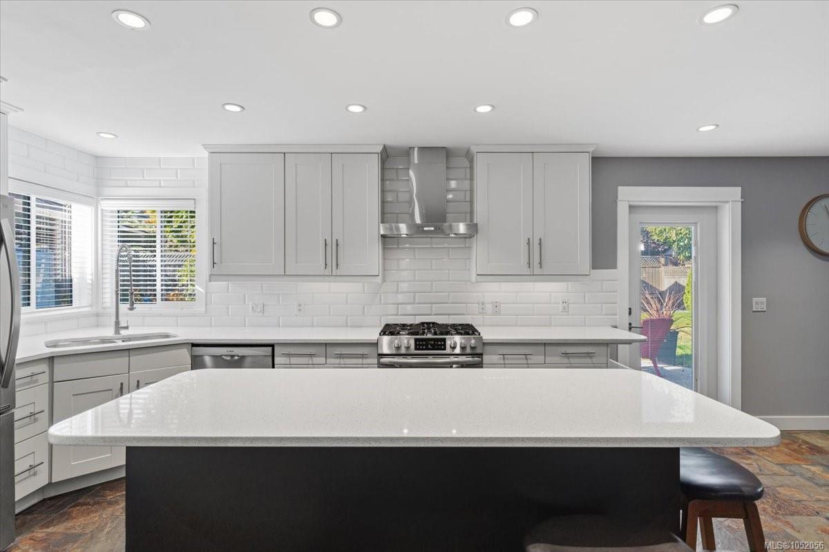 558 Johnstone Rd — listing photo 3 of 64