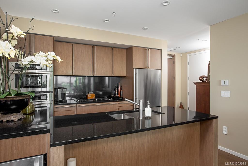 905-100 Saghalie Rd — listing photo 3 of 25