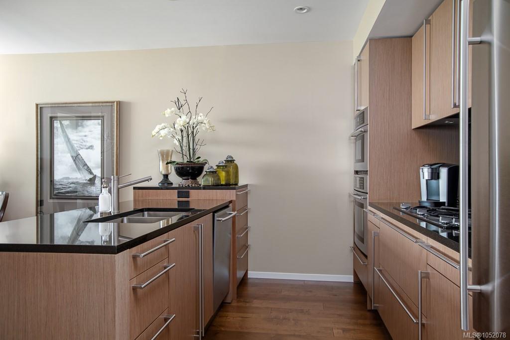 905-100 Saghalie Rd — listing photo 4 of 25
