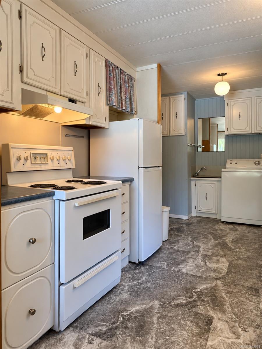 6-4544 Lanes Rd — listing photo 8 of 34