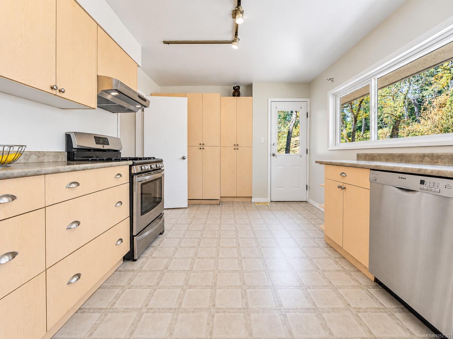 3524 Plymouth Rd — listing photo 11 of 46