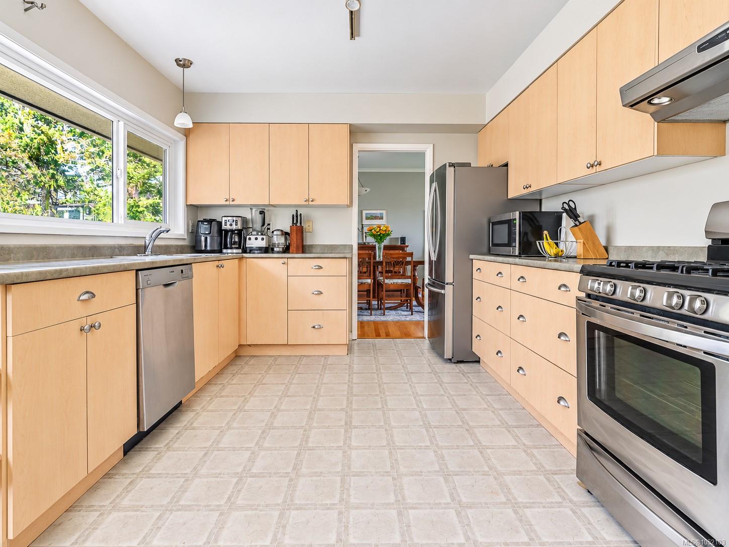 3524 Plymouth Rd — listing photo 8 of 46