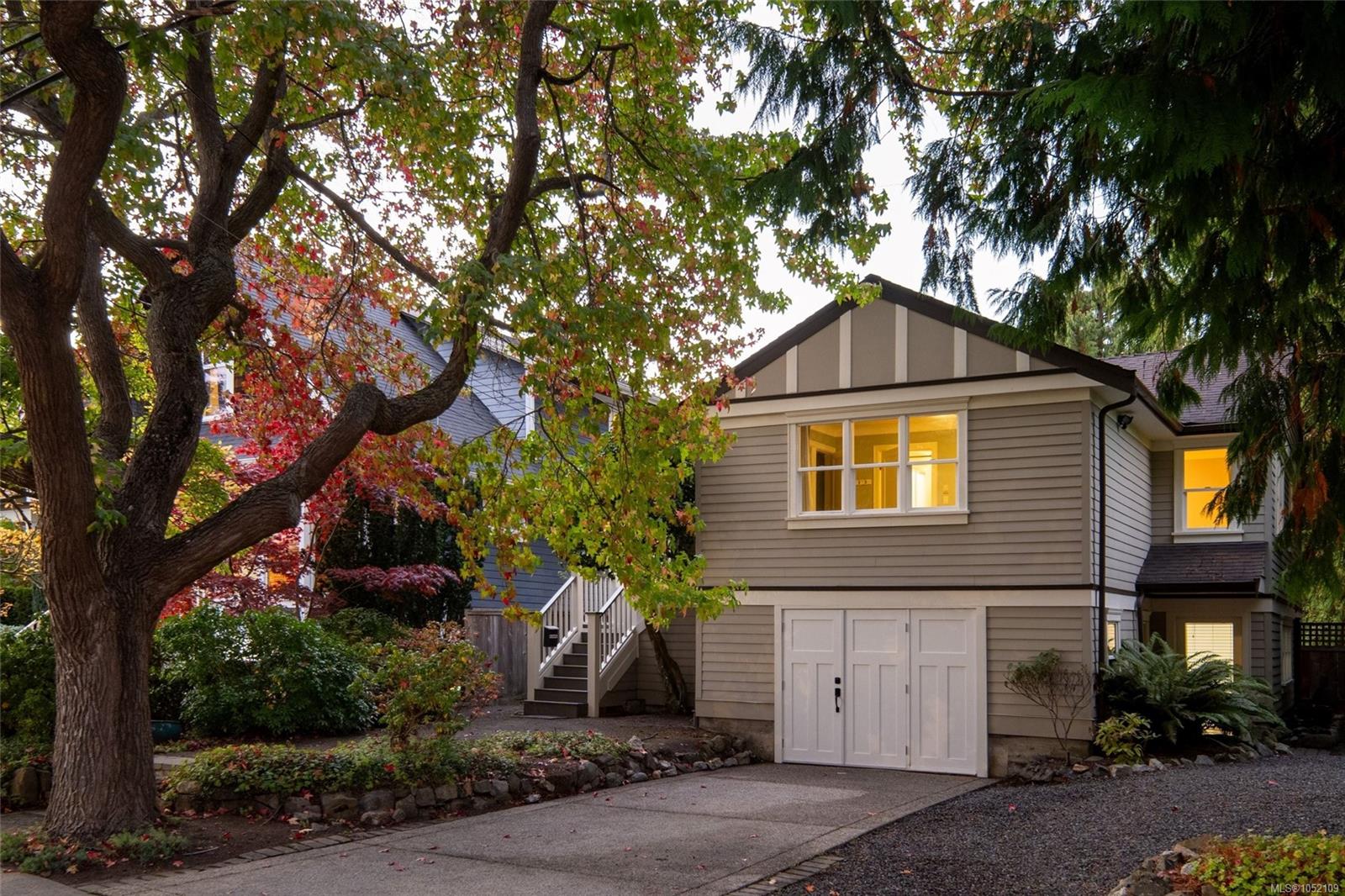 1692 Chandler Ave, Victoria
