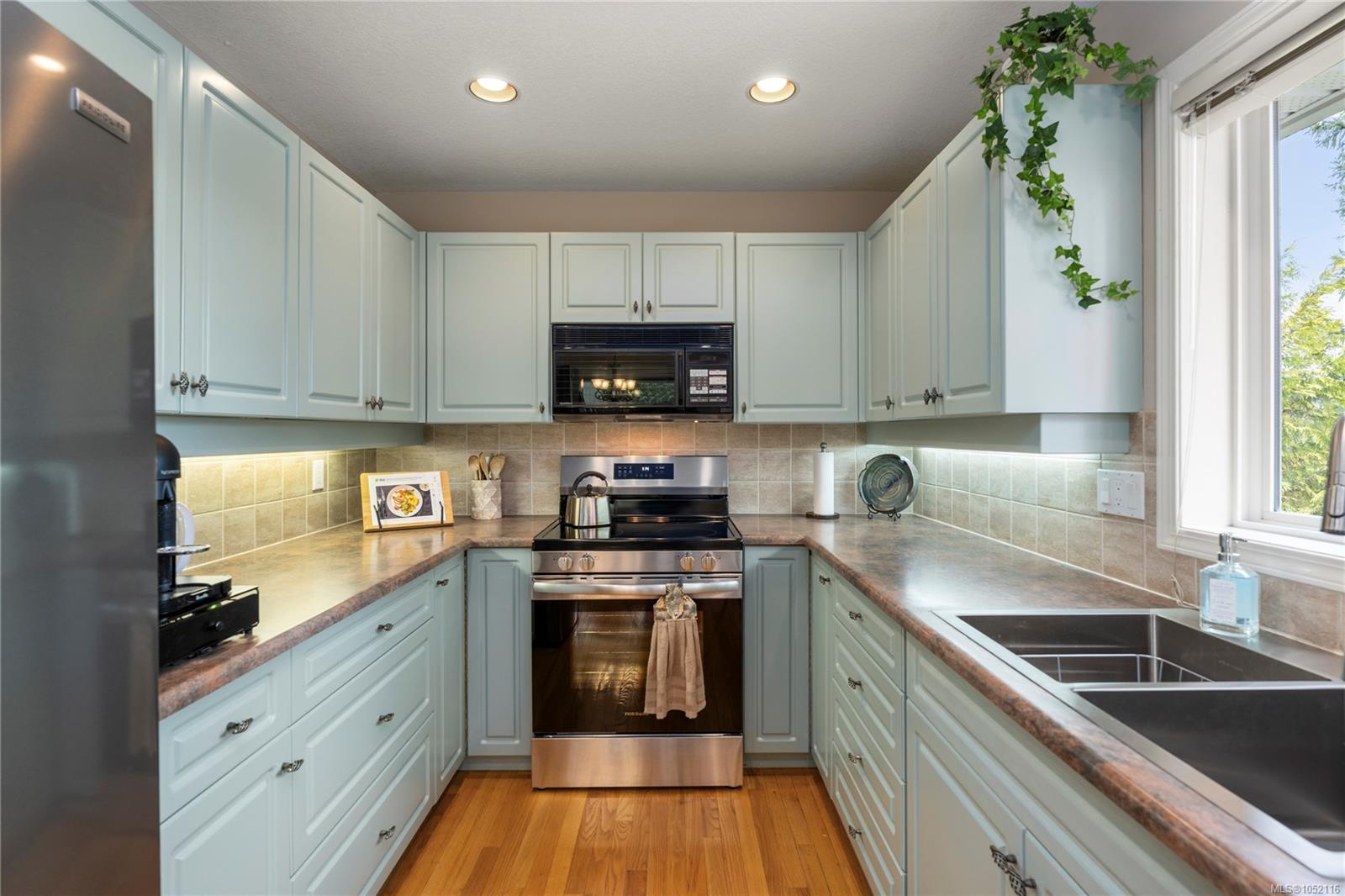 3255 Folkestone Dr — listing photo 14 of 37