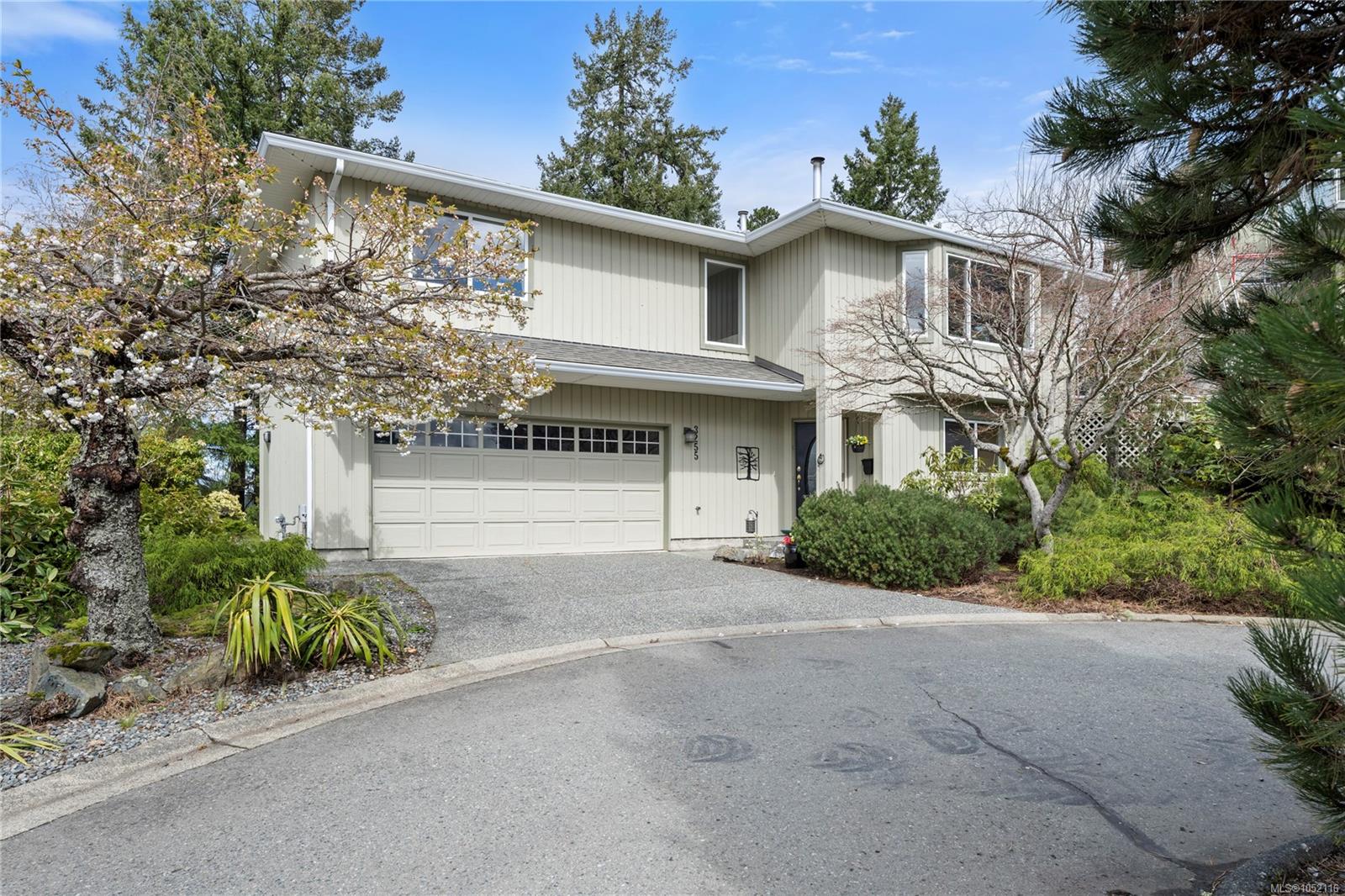 3255 Folkestone Dr — listing photo 3 of 37