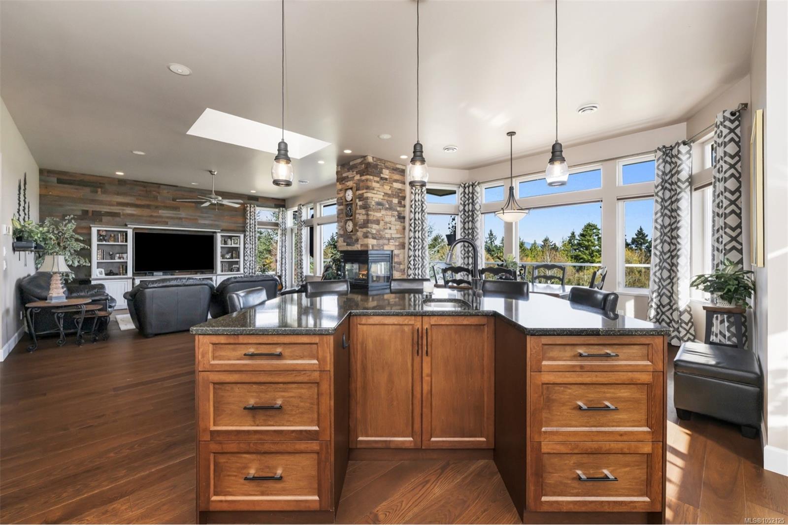 721 Country Club Dr — listing photo 6 of 54