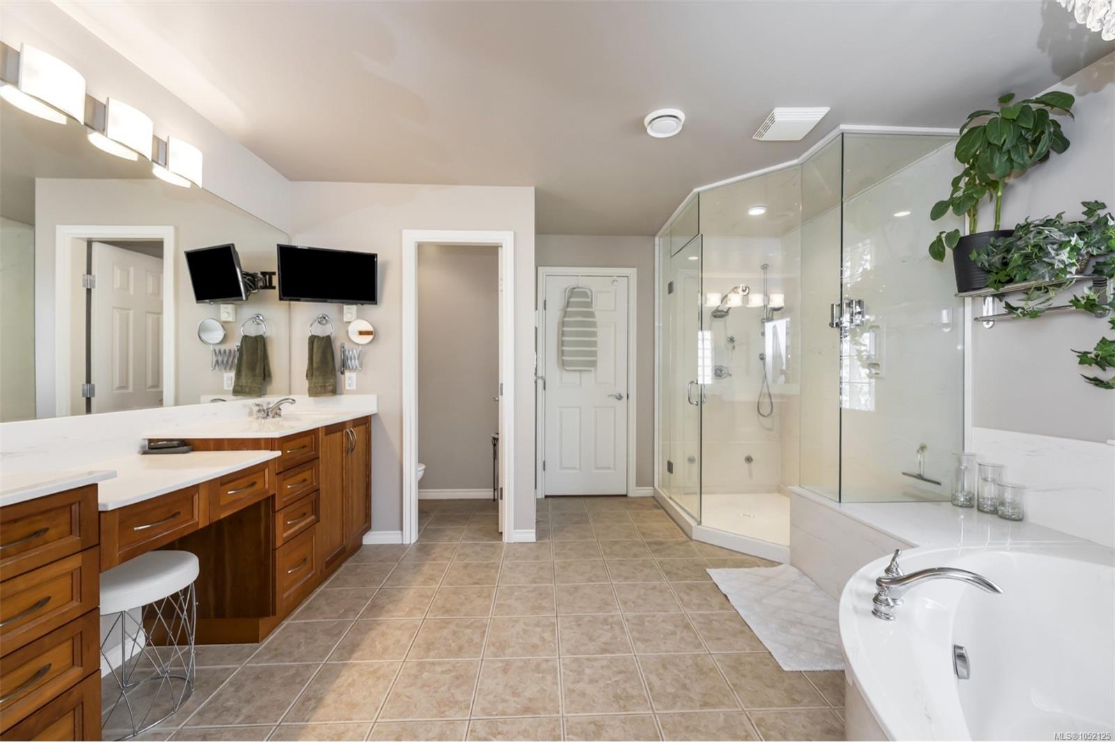 721 Country Club Dr — listing photo 9 of 54