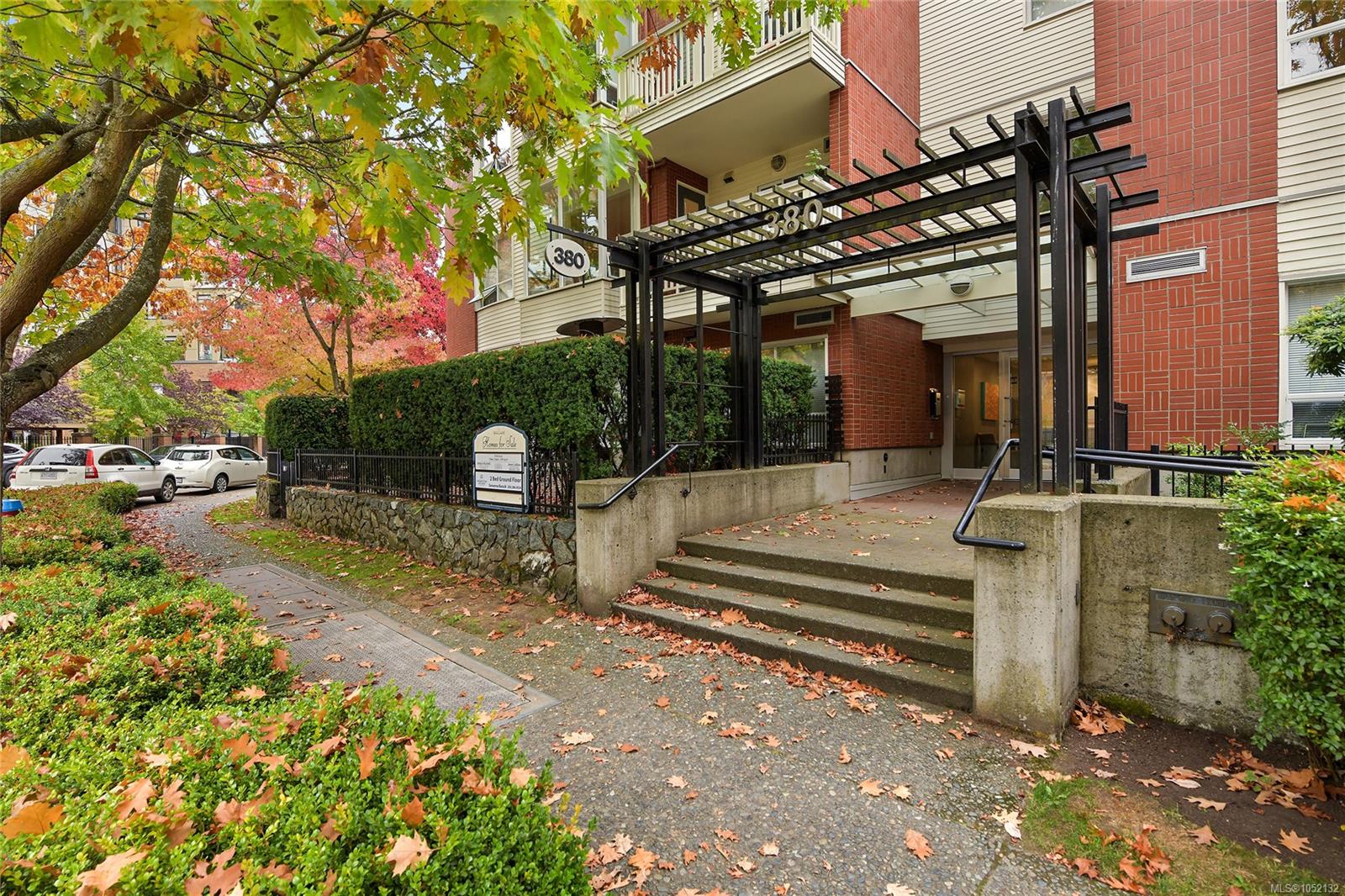 409-380 Waterfront Cres — listing photo 3 of 26