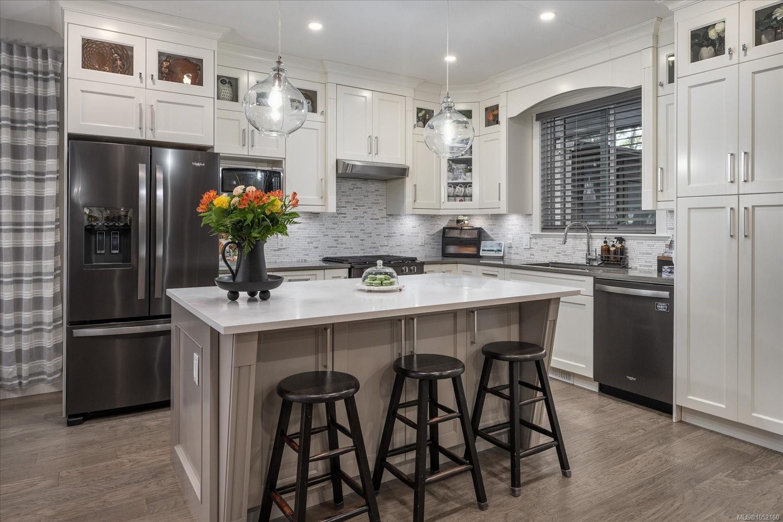 9048 Driftwood Dr — listing photo 4 of 71
