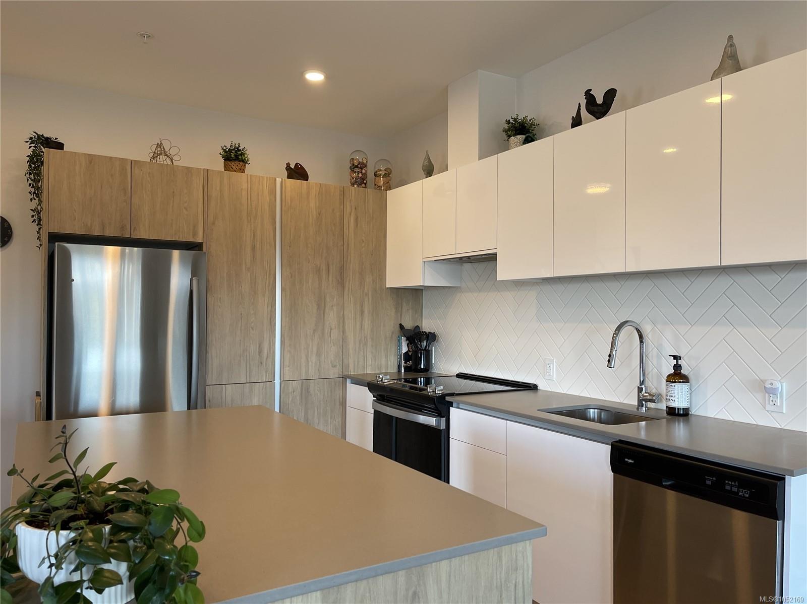 102C-3800 Burde St — listing photo 11 of 24
