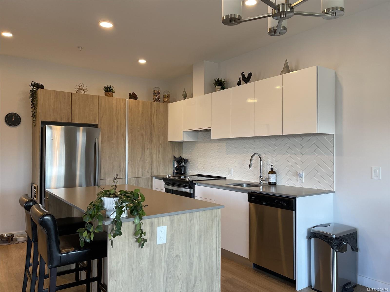 102C-3800 Burde St — listing photo 9 of 24