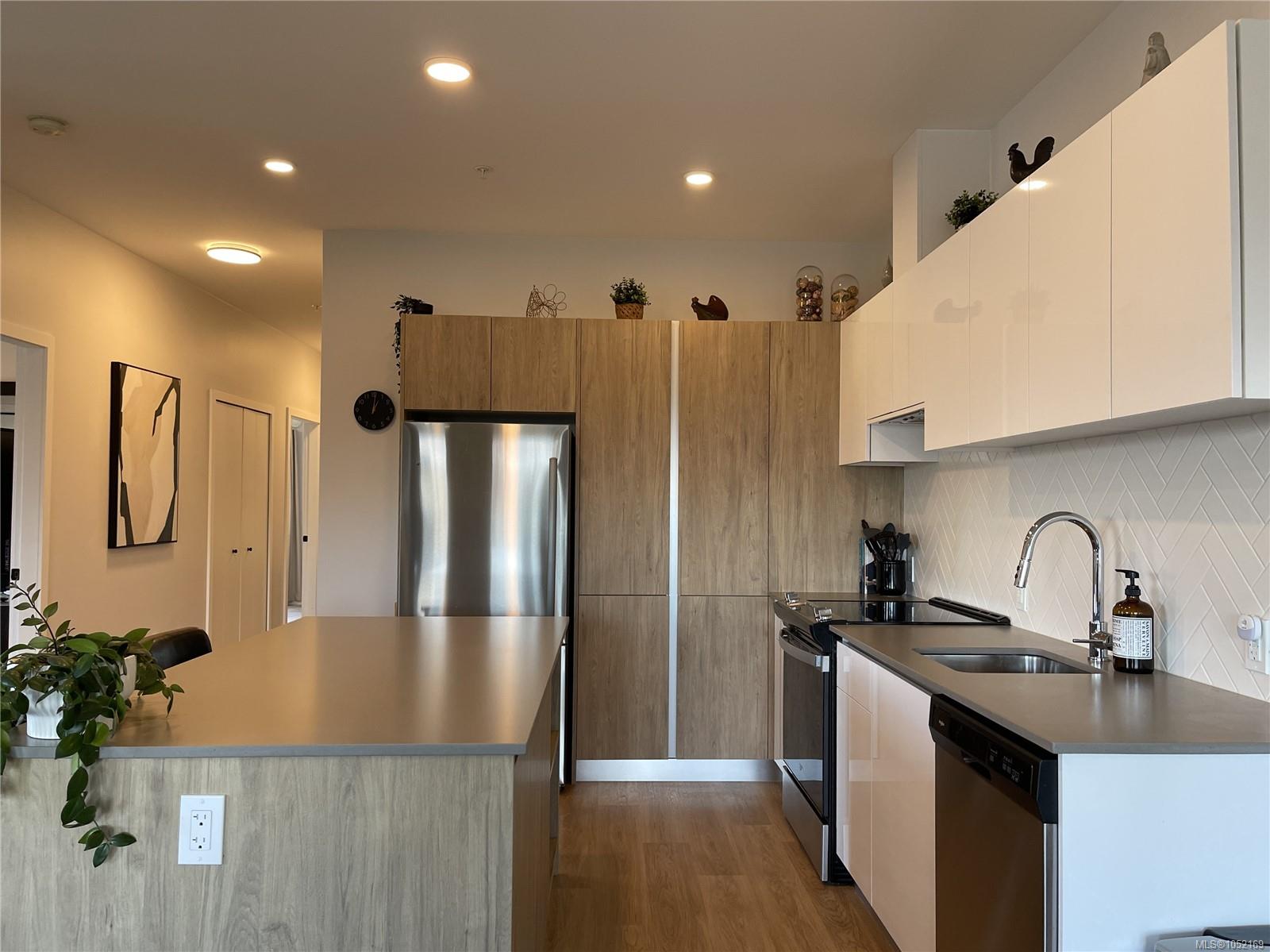 102C-3800 Burde St — listing photo 10 of 24