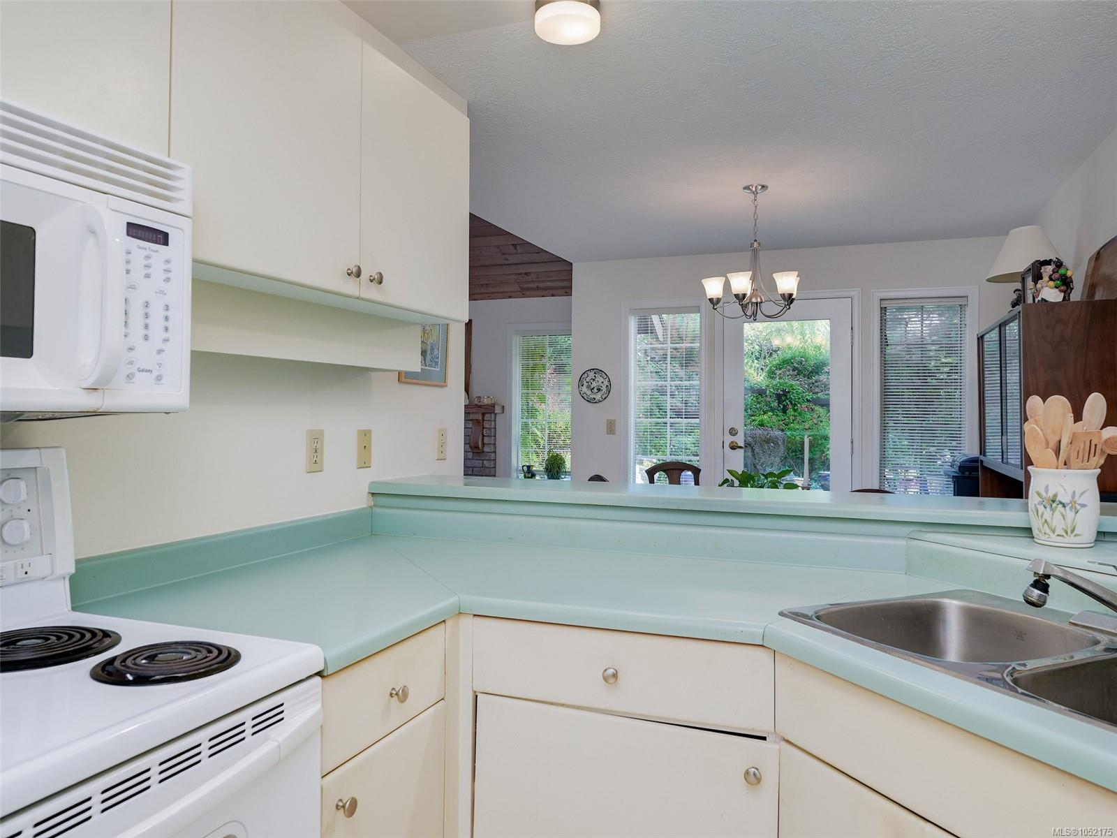 10-2566 Penrhyn St — listing photo 9 of 33