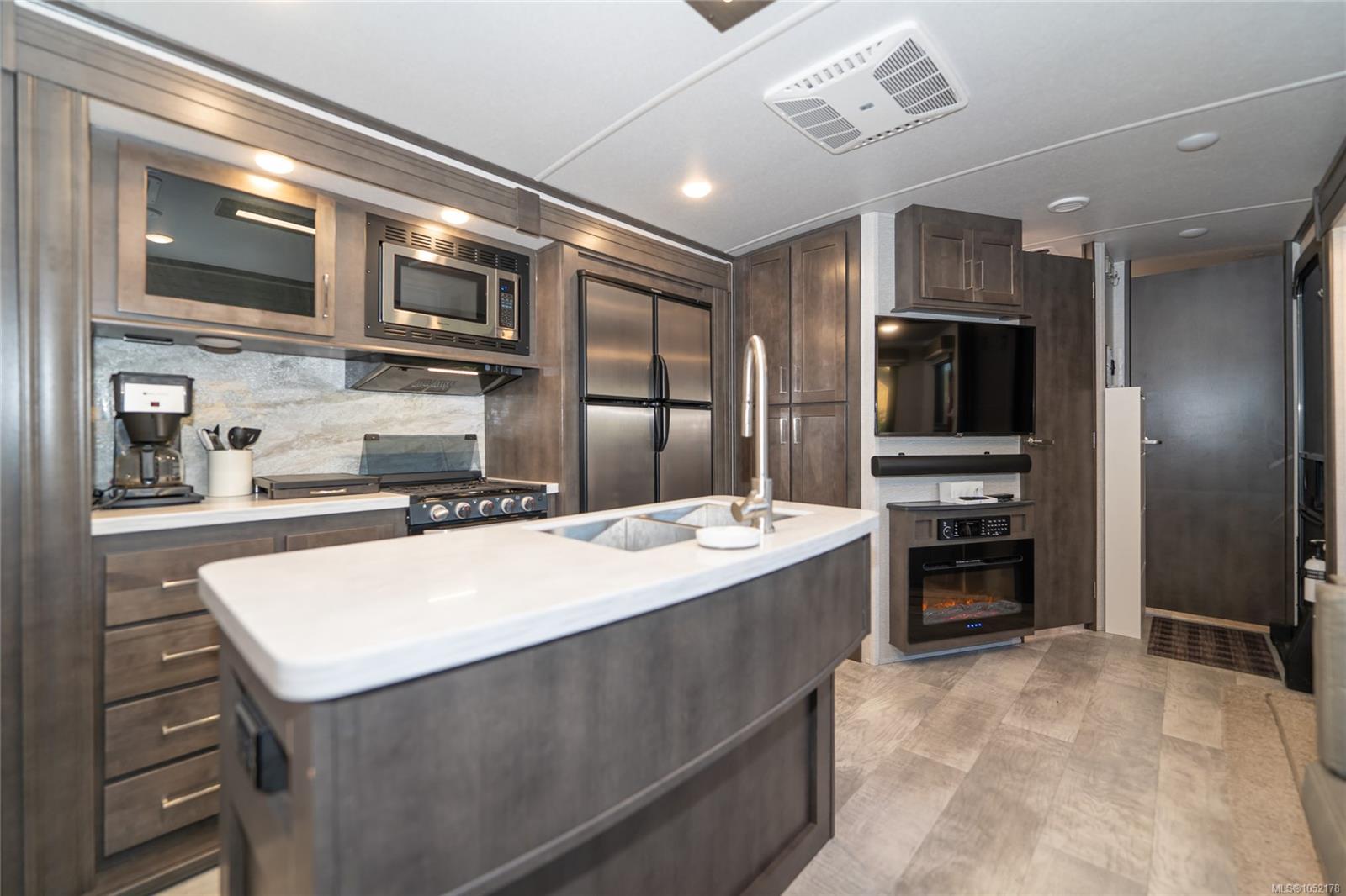 5-8631 South Shore Rd — listing photo 11 of 47
