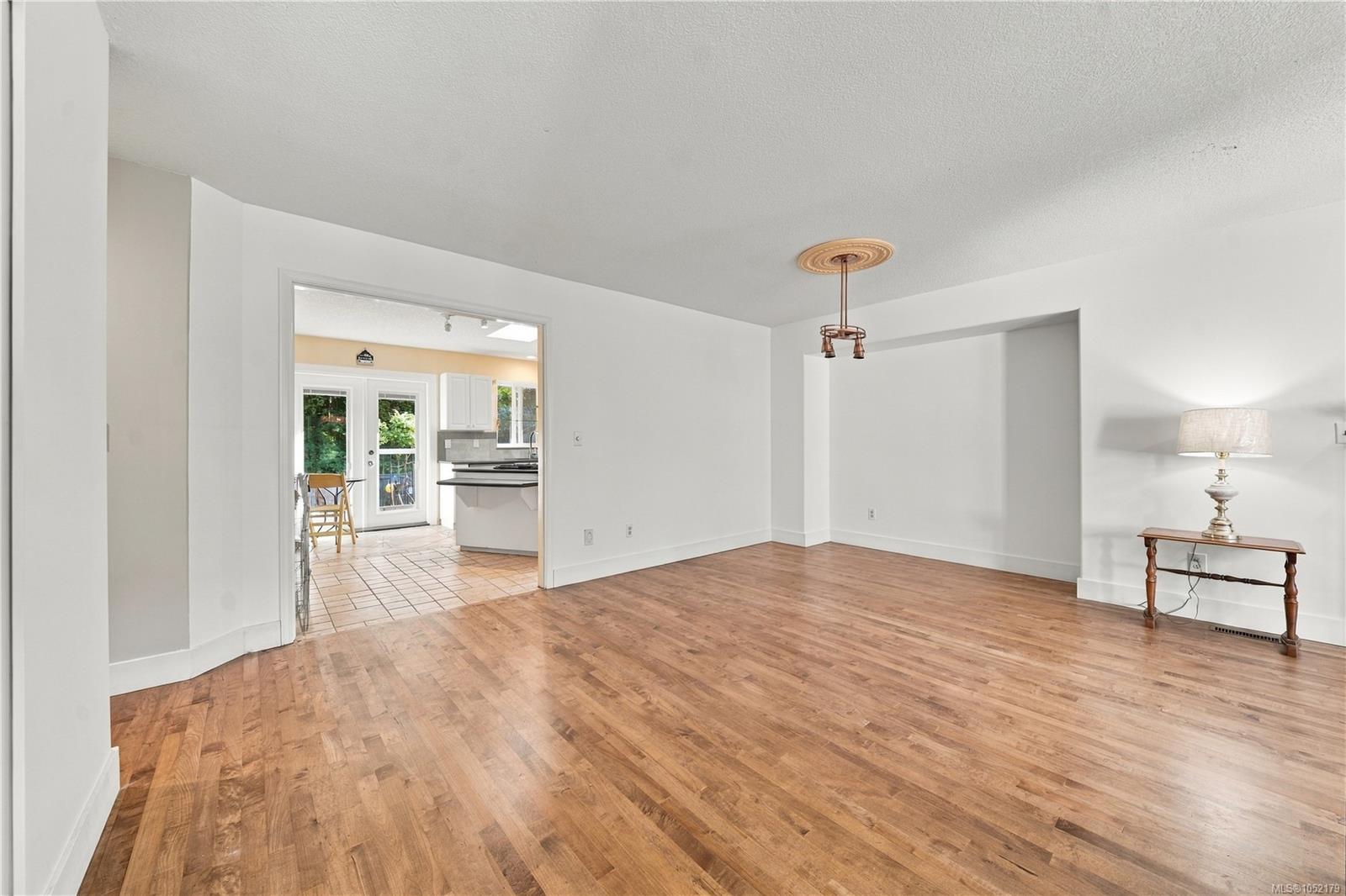 832 Parkside Way — listing photo 12 of 45