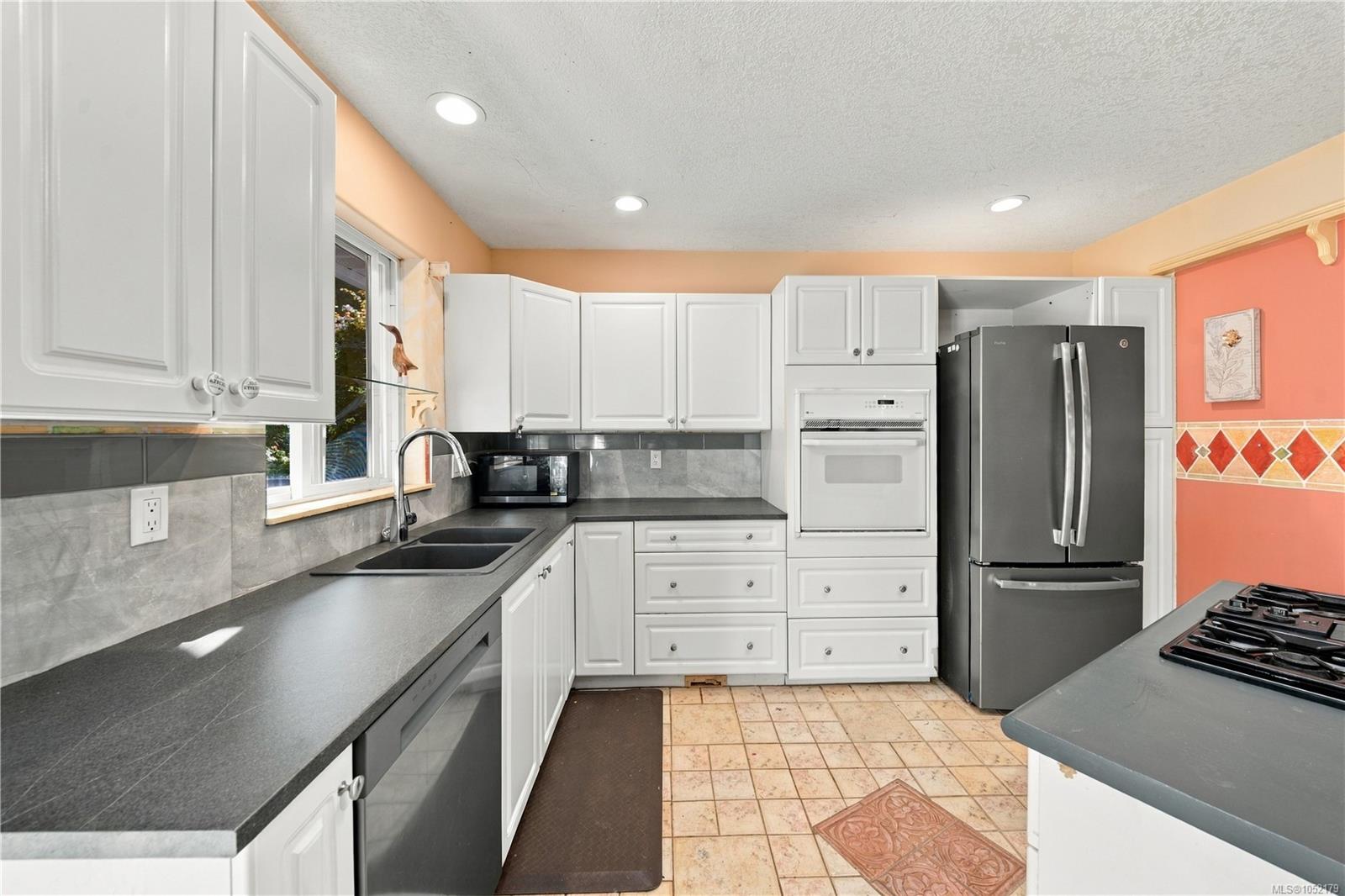 832 Parkside Way — listing photo 13 of 45