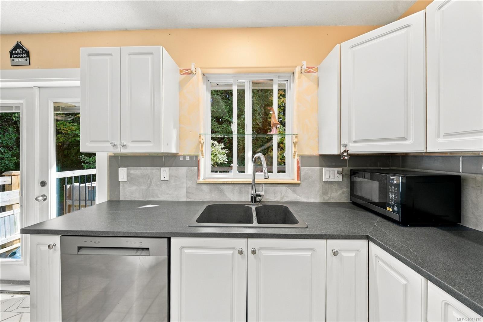 832 Parkside Way — listing photo 14 of 45