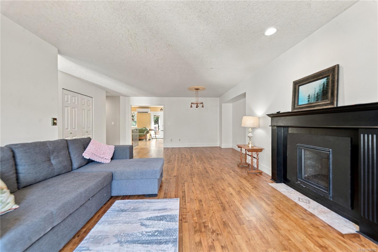 832 Parkside Way — listing photo 7 of 45
