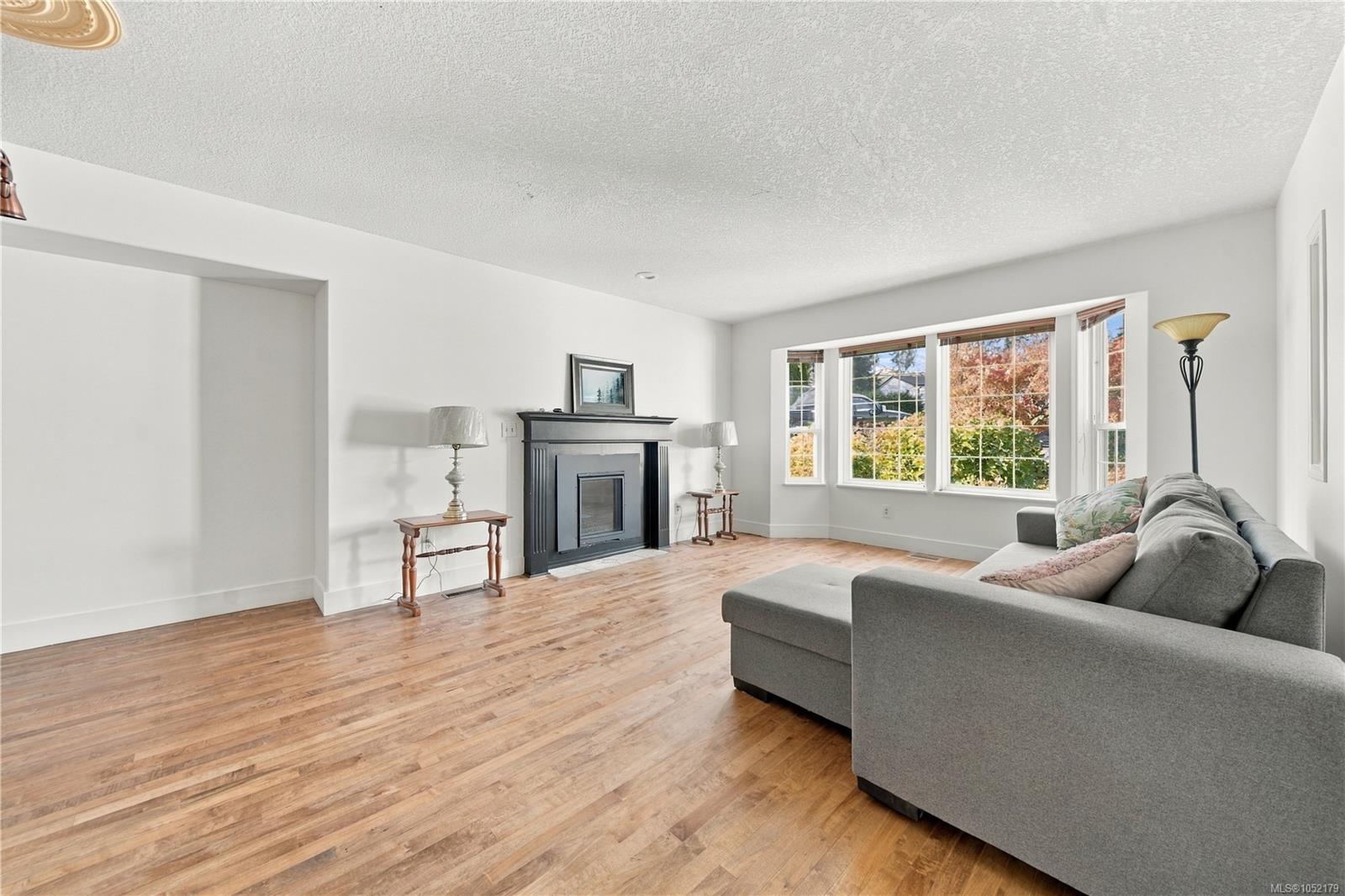 832 Parkside Way — listing photo 8 of 45