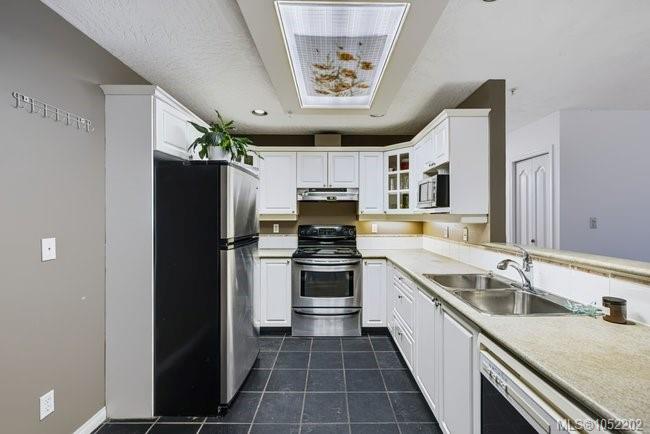 204-1083 Tillicum Rd — listing photo 12 of 56