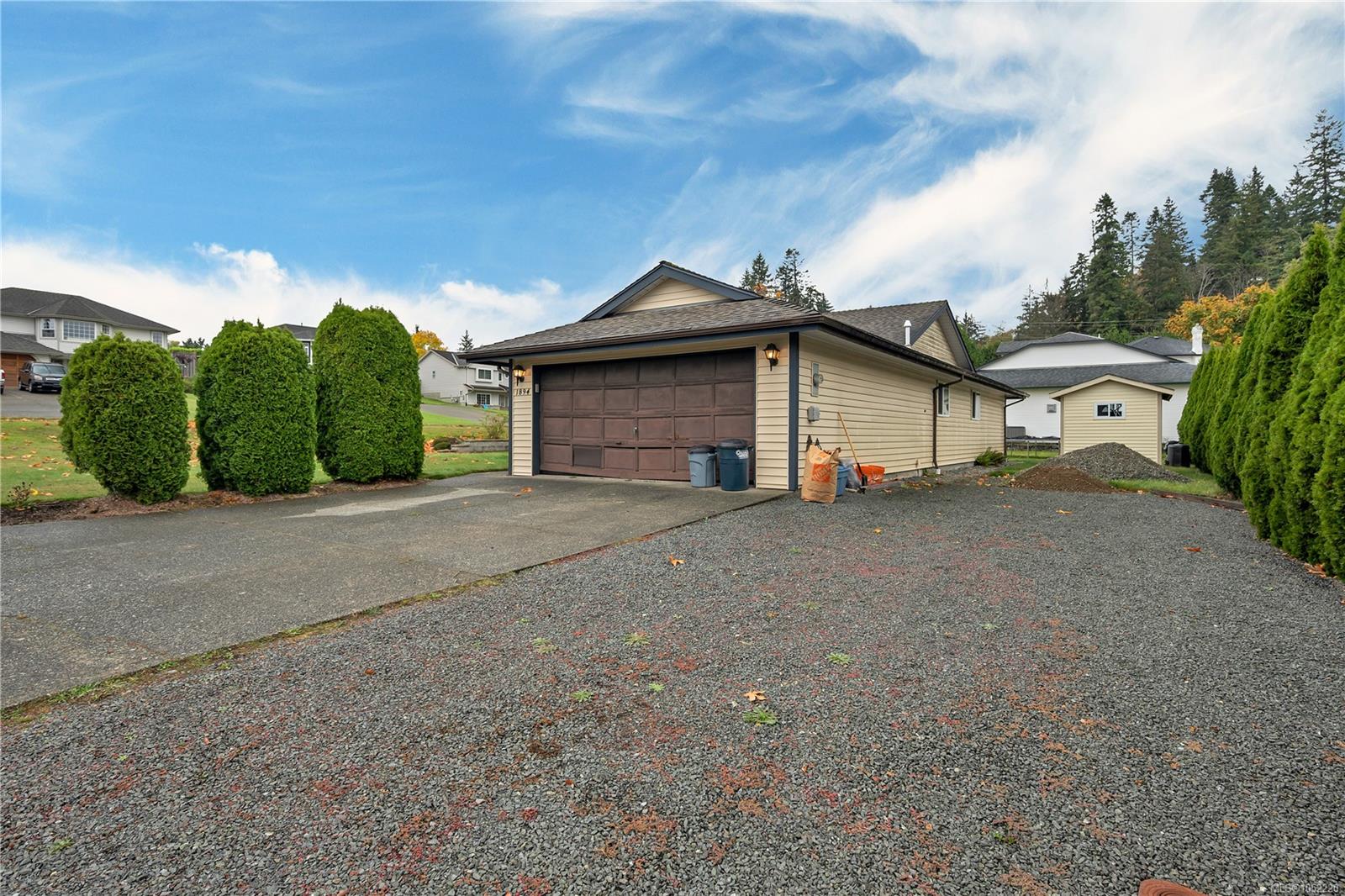 1894 Whistler Way — listing photo 2 of 31