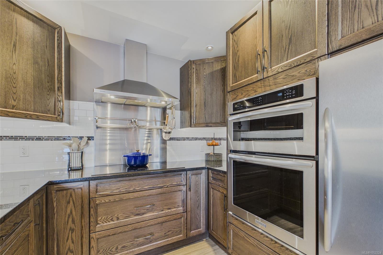 1361 Bodington Rd — listing photo 12 of 97