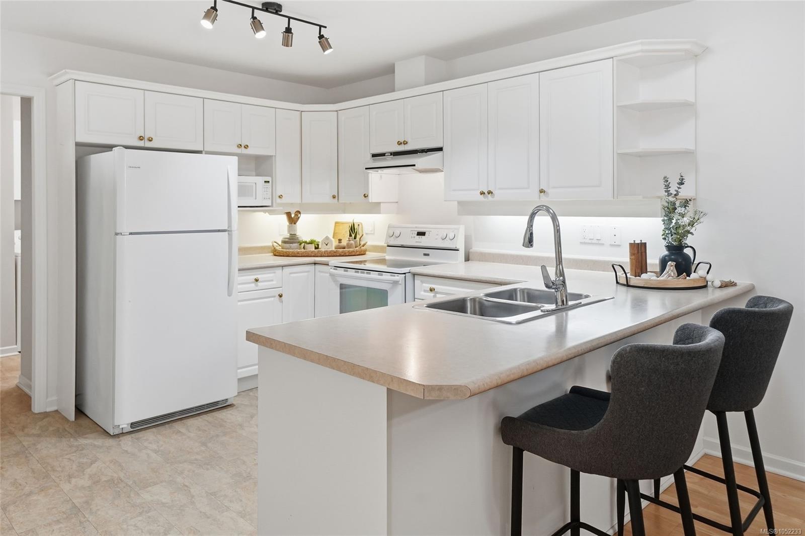 9-850 Arbutus St — listing photo 11 of 35