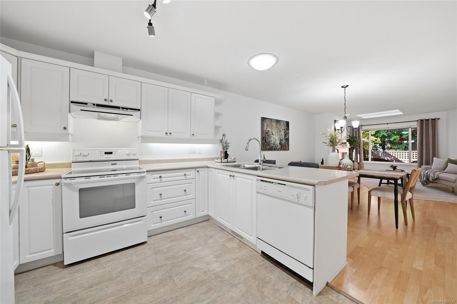 9-850 Arbutus St — listing photo 13 of 35