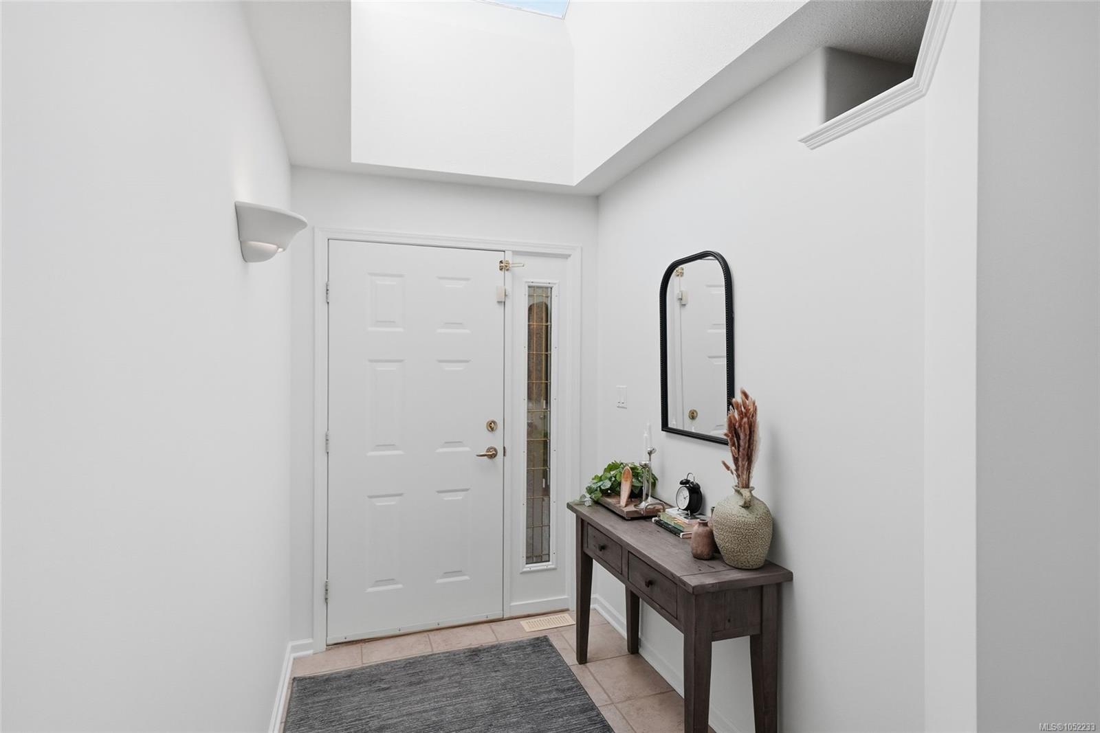 9-850 Arbutus St — listing photo 3 of 35