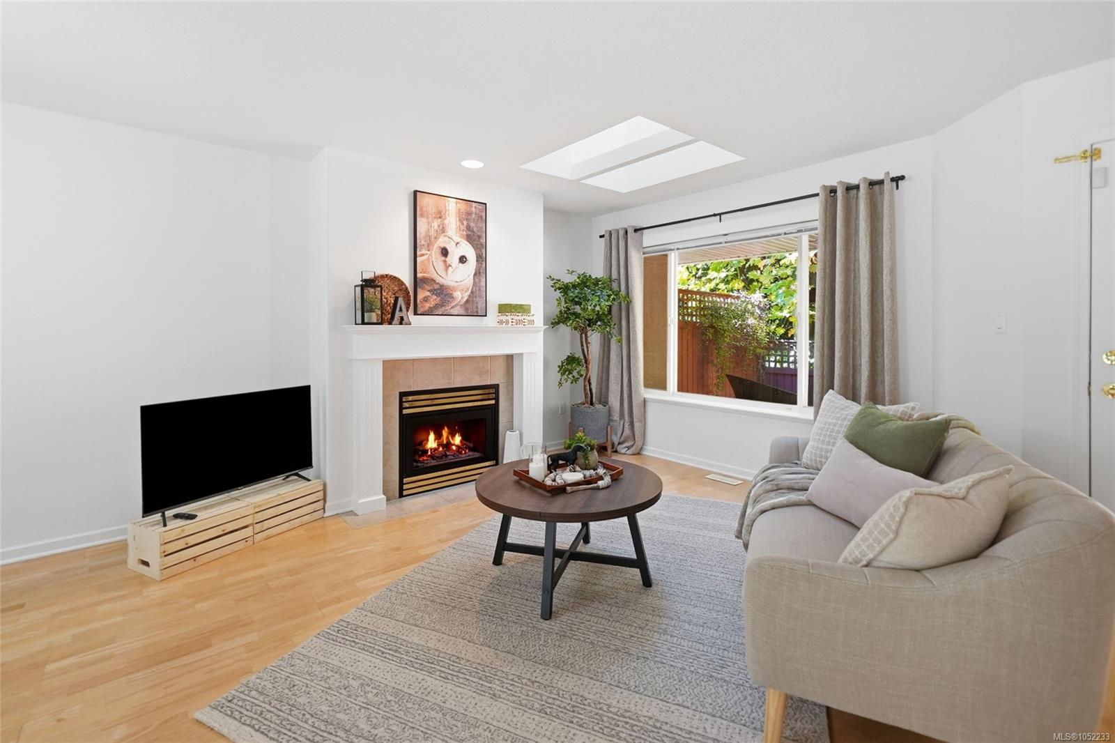 9-850 Arbutus St — listing photo 4 of 35