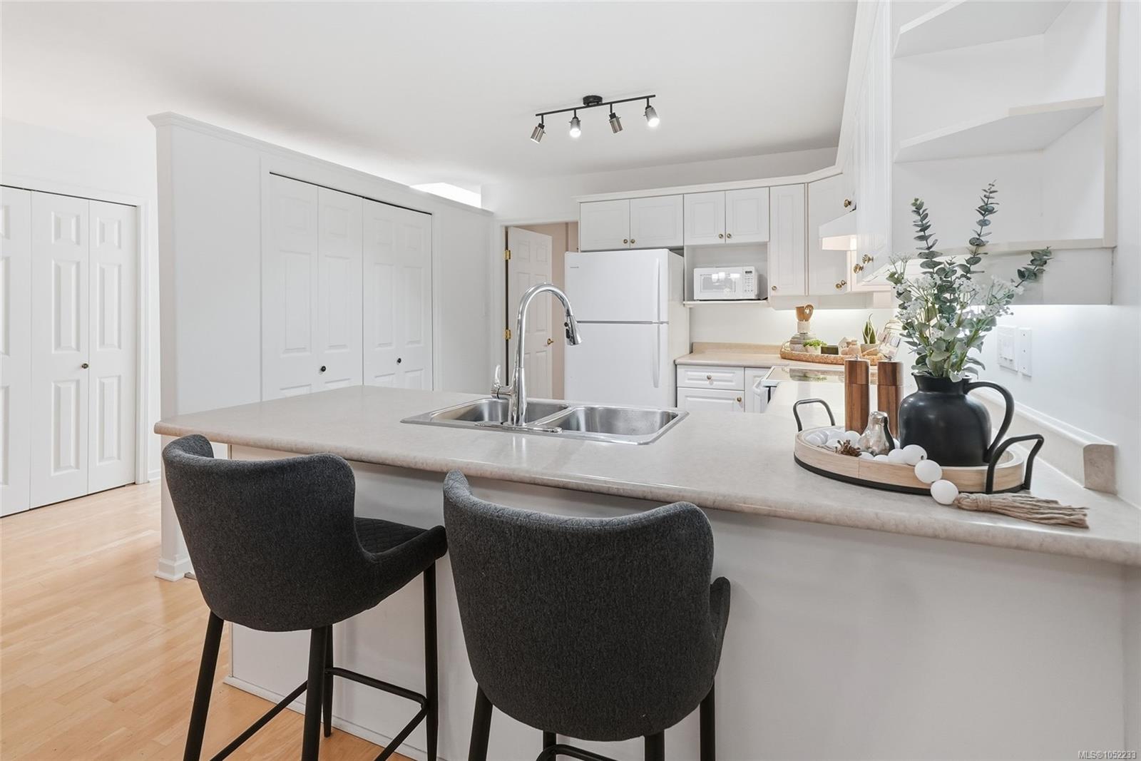 9-850 Arbutus St — listing photo 8 of 35