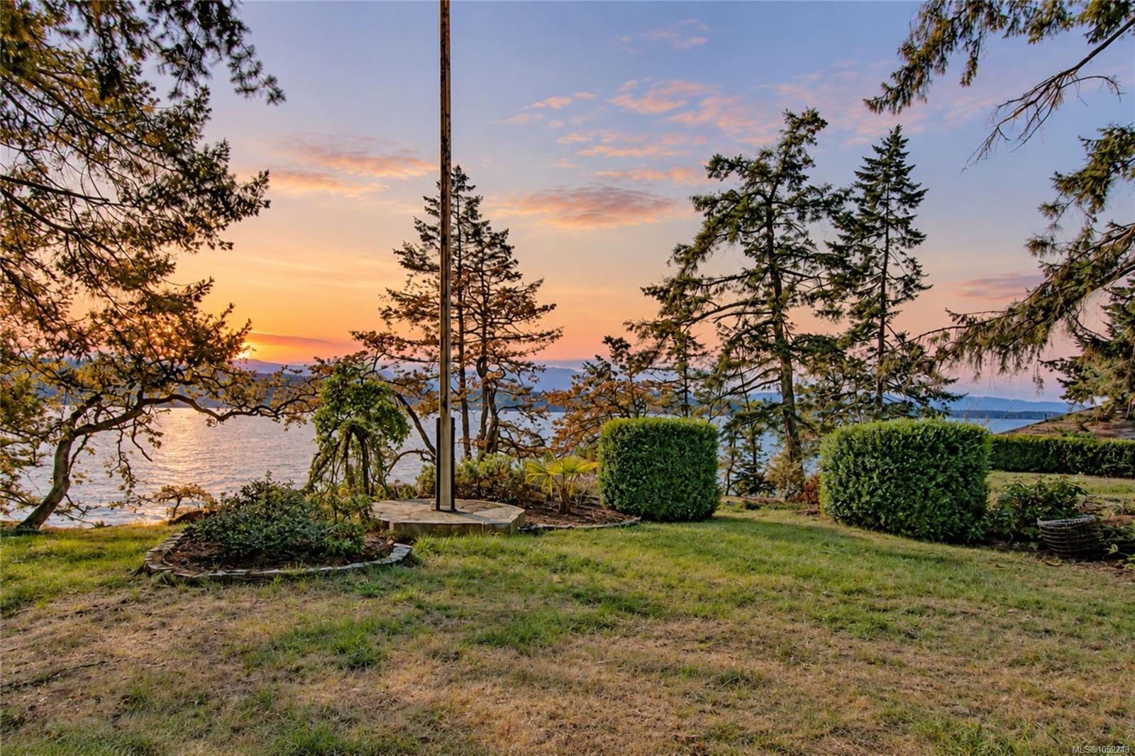 1459 Whitecap Rd — listing photo 9 of 62