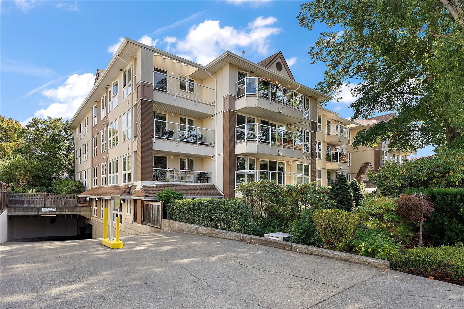 204 1501 Richmond Ave, Victoria