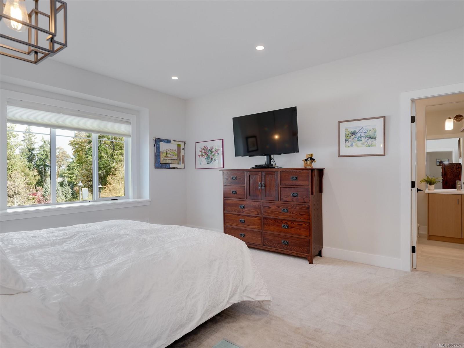 1307 Champions Crt — listing photo 10 of 40