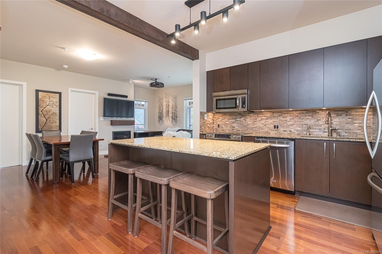 302-1395 Bear Mountain Pkwy — listing photo 6 of 33