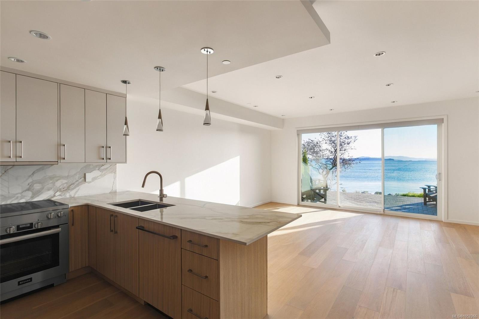 2-2525 Rothesay Ave — listing photo 3 of 39