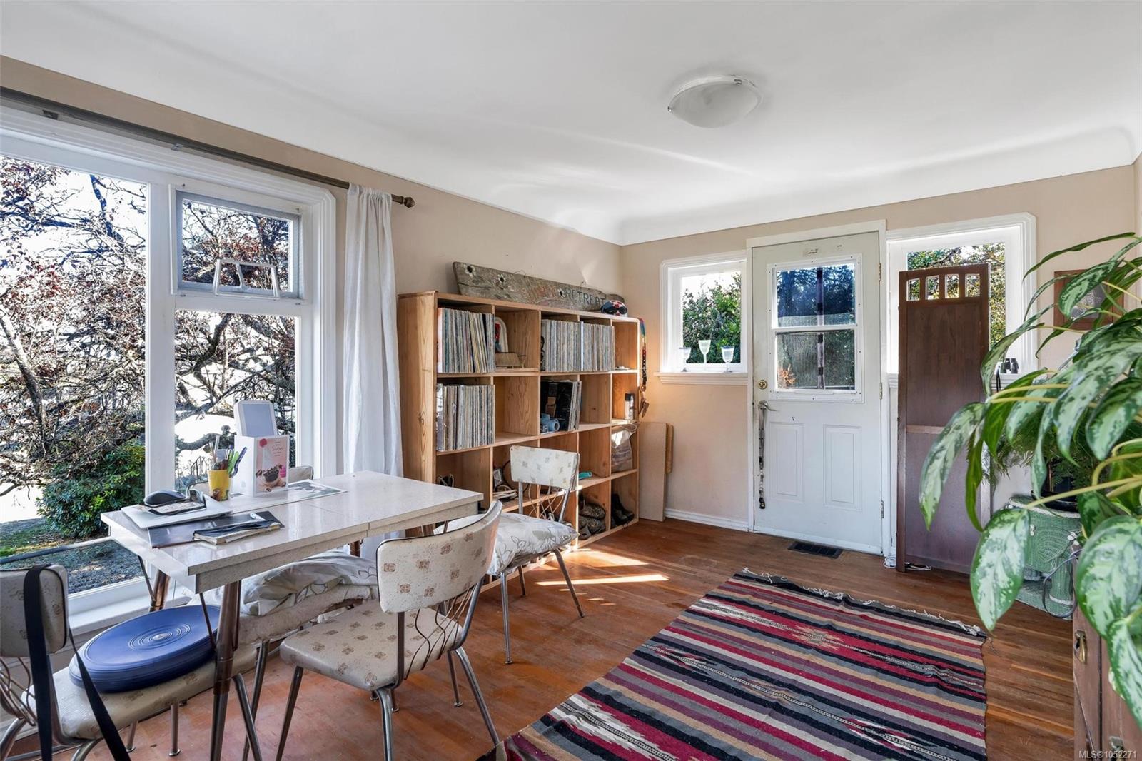 847 Old Esquimalt Rd — listing photo 11 of 57