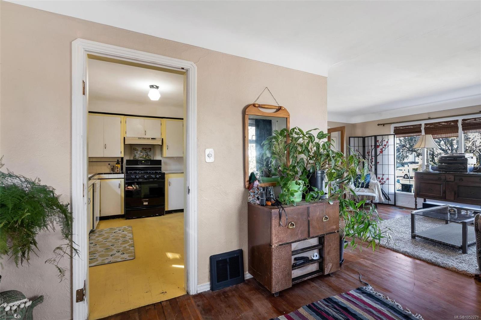 847 Old Esquimalt Rd — listing photo 14 of 57