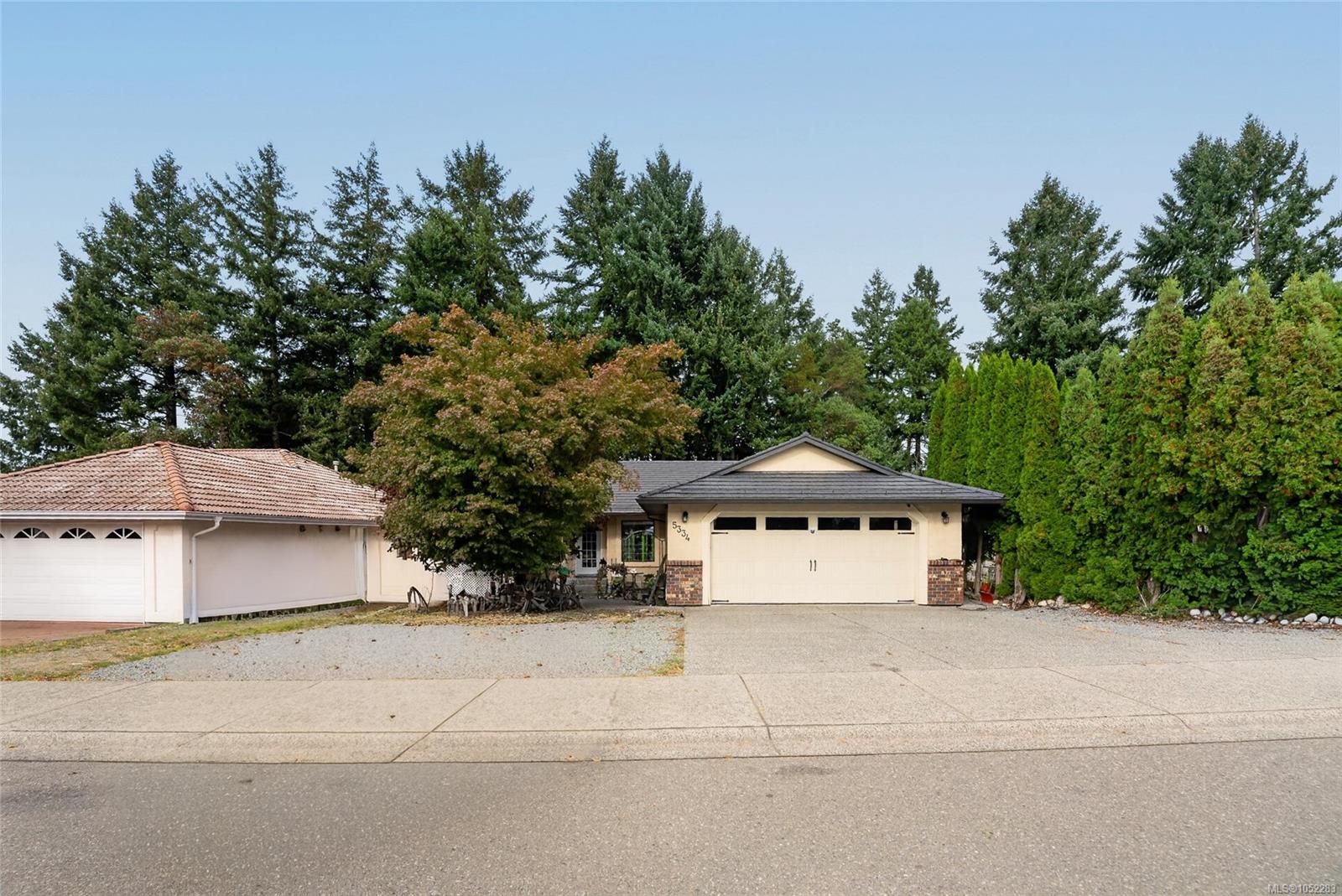 5334 Georgiaview Cres — listing photo 2 of 44