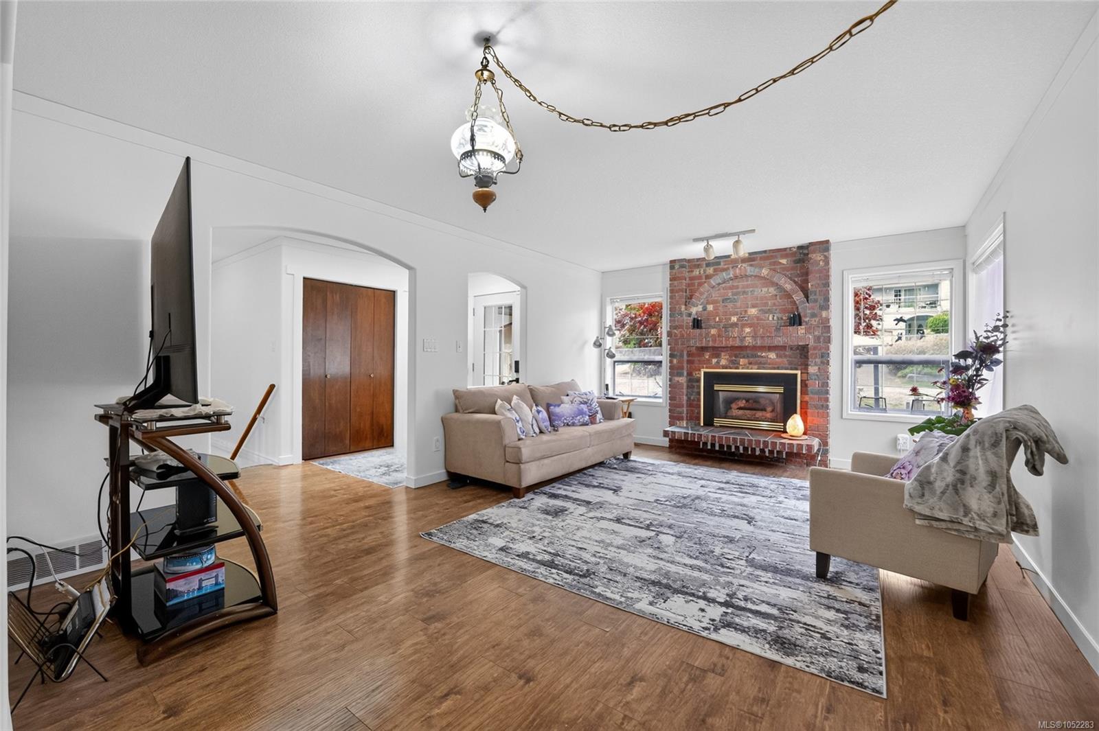 5334 Georgiaview Cres — listing photo 12 of 44