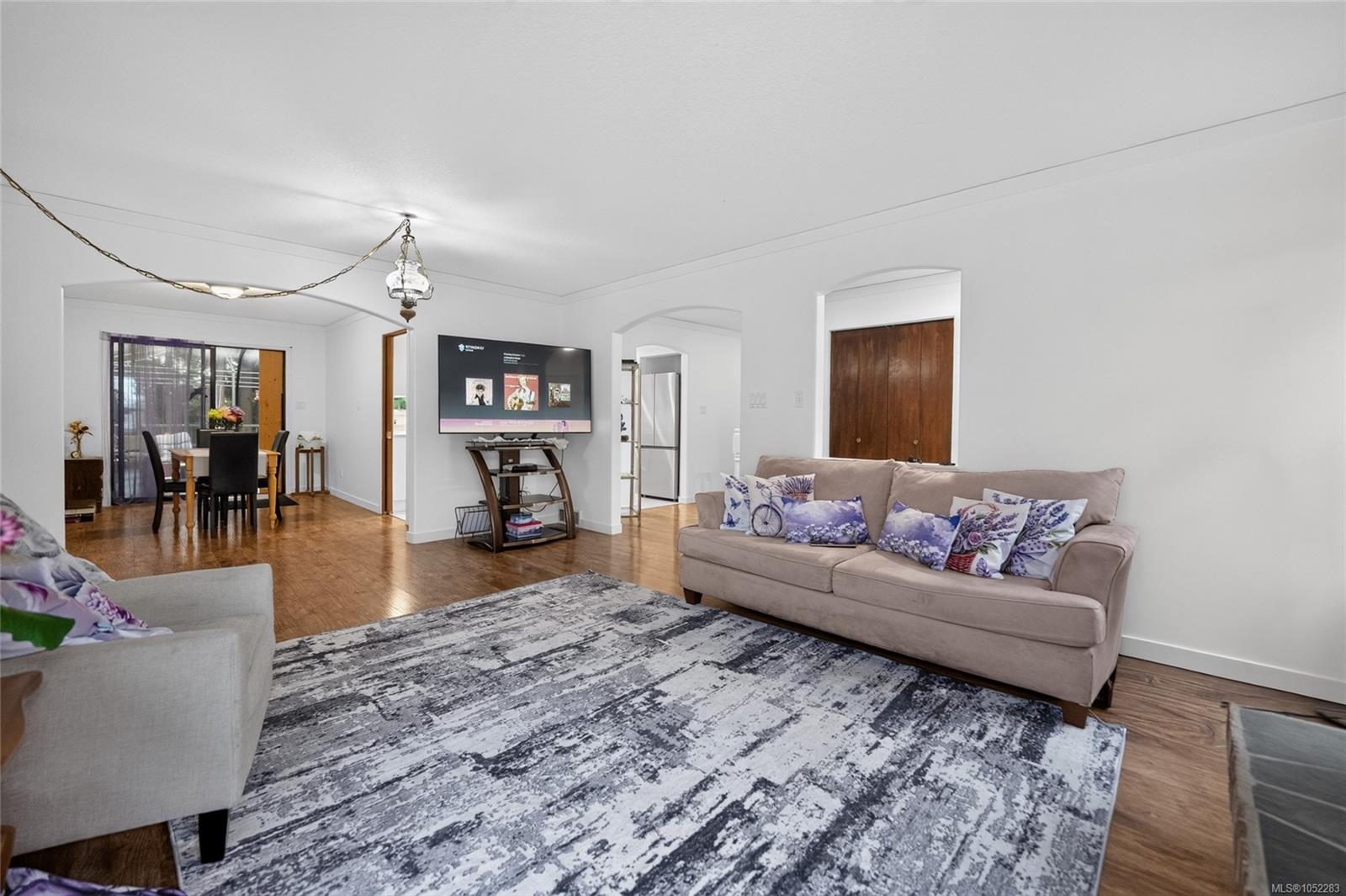 5334 Georgiaview Cres — listing photo 14 of 44