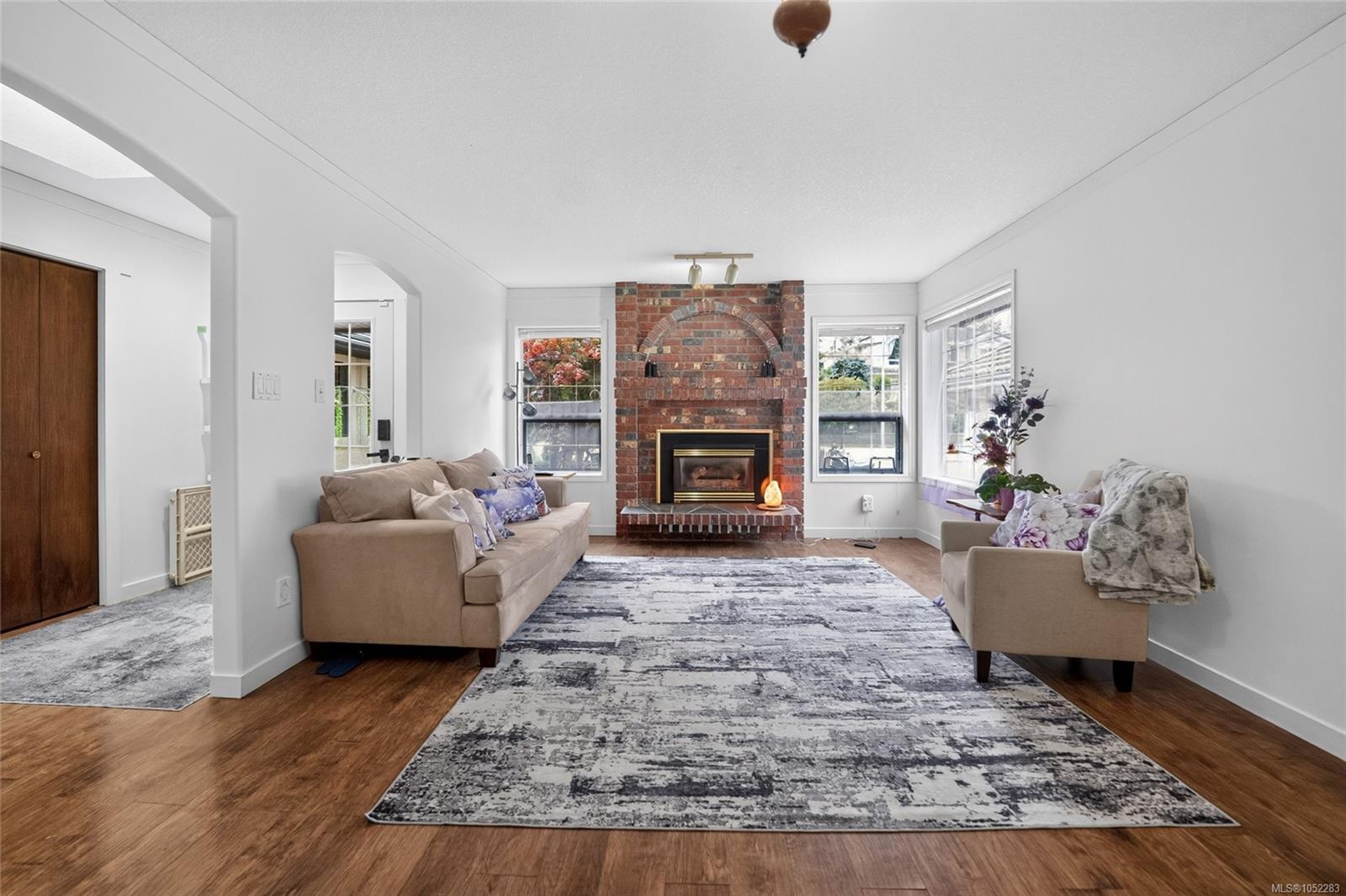 5334 Georgiaview Cres — listing photo 3 of 44
