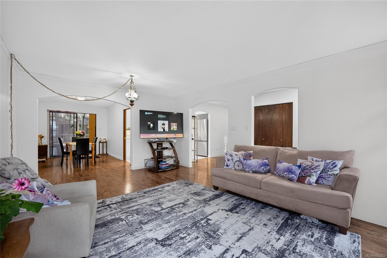 5334 Georgiaview Cres — listing photo 4 of 44
