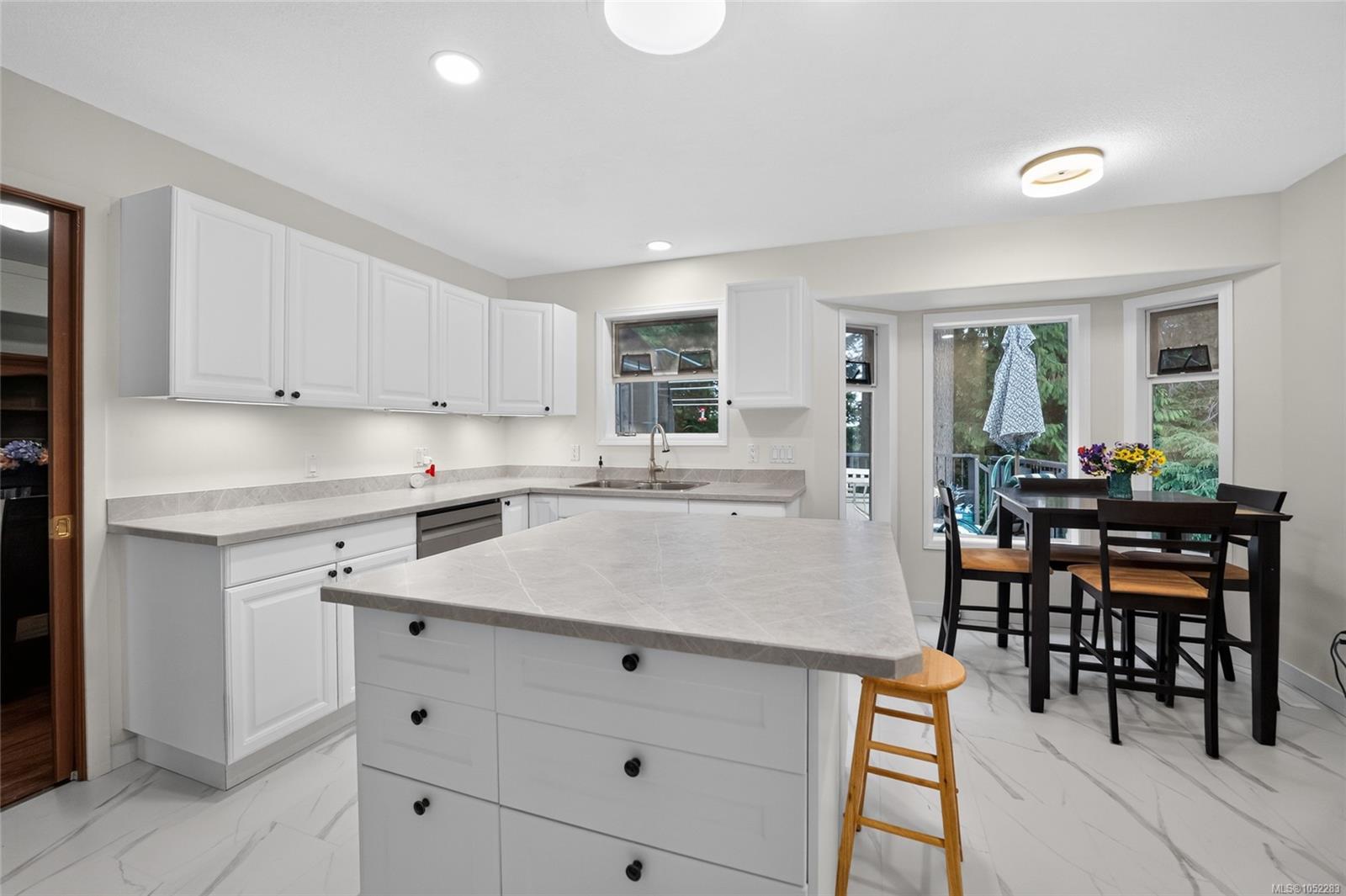 5334 Georgiaview Cres — listing photo 5 of 44