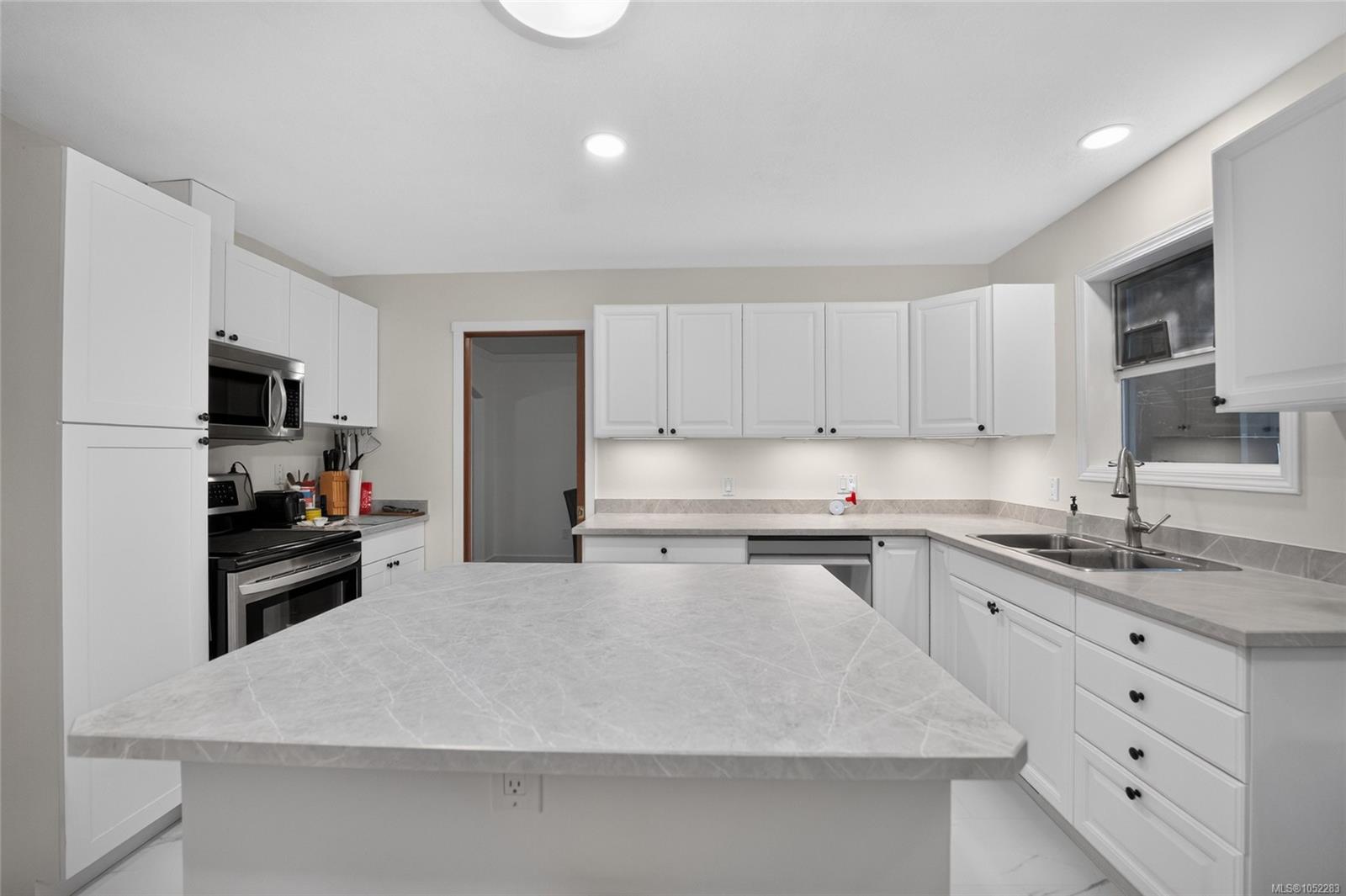 5334 Georgiaview Cres — listing photo 6 of 44